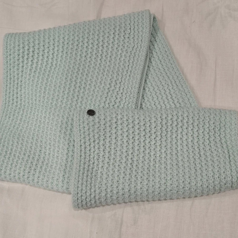 BCBG Light Green Knit Waffle‎ Scarf Multi Use Headcover Infinity COZY Thick